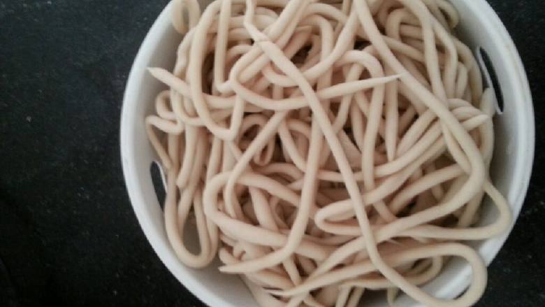 打卤莜面条,莜面搓成条，如图，上锅蒸5-10分，切记不可时间过长，容易粘连。