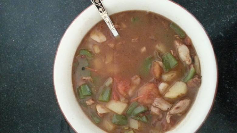 打卤莜面条,锅里放入肥肉，炼油，待出油后捞出肥肉块，加入<a style='color:red;display:inline-block;' href='/shicai/ 23'>土豆</a>煎熟，加入瘦肉，葱姜蒜少许酱油烹香，之后依次加入<a style='color:red;display:inline-block;' href='/shicai/ 61'>青椒</a>，<a style='color:red;display:inline-block;' href='/shicai/ 3551'>西红柿</a>，翻炒几下，加盐，倒入清水，开锅后小火熬一下，美味卤汁大功告成啦！