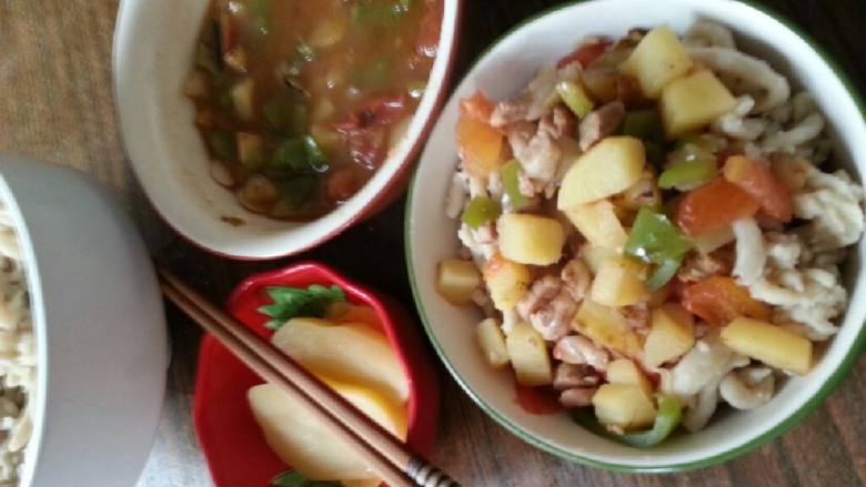 打卤莜面条,可以同时蒸些土豆片