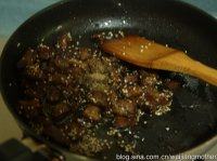 孜然牛肉粒,锅中放入少许油,油热后加入腌制好的牛肉粒翻炒至变色,撒上白芝麻盛出