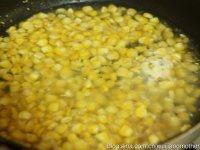 孜然牛肉粒,把玉米粒炒片刻加入适量的清水,盖上盖子焖至软硬适中