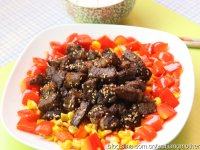 孜然牛肉粒,在蔬菜面上放入炒香的孜然牛肉粒,即可食用