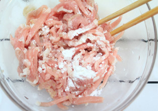 香辣肉丝,瘦肉切丝,肉丝加适量<a style='color:red;display:inline-block;' href='/shicai/ 718'>料酒</a>,加适量生粉和一点点盐,用手抓匀
