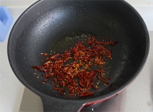 香辣肉丝,锅内炒肉丝剩的底油接着放入干辣椒丝翻炒至辣椒香味飘出,辣椒微微变色