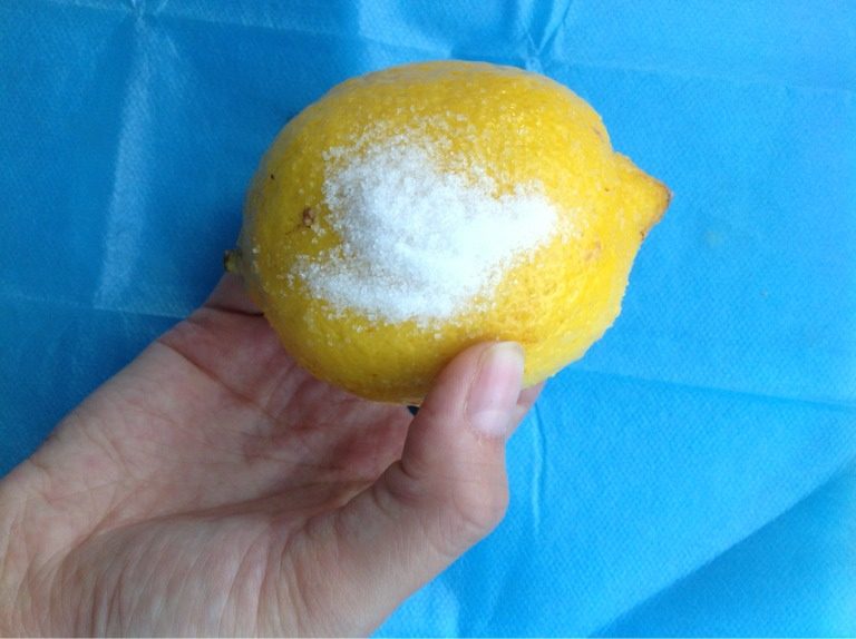 蜂蜜柠檬茶,2、将柠檬用水沾湿,并散上少许盐摩擦整个柠檬(可去蜡去脏),再冲洗干净。
