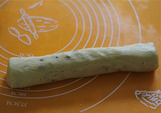 蓝莓饼干,低筋面粉和黄油混合均匀后,整成圆柱型,用保鲜膜包好,放入冰箱冷冻。