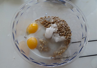 葵花籽小饼,把除面粉和小苏打外的所有材料,全部放入搅拌机