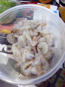 大虾炒面,<a style='color:red;display:inline-block;' href='/shicai/ 294'>海虾</a>去壳挑去虾线，洗干净