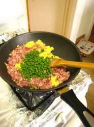 三色蛋炒饭,放入焯熟的豌豆,翻炒均匀