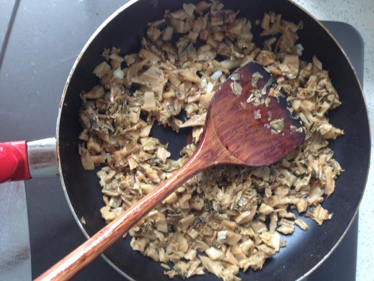 香芋梅莱扣肉,五花肉炸好后，将梅莱切碎也放入锅中翻炒。