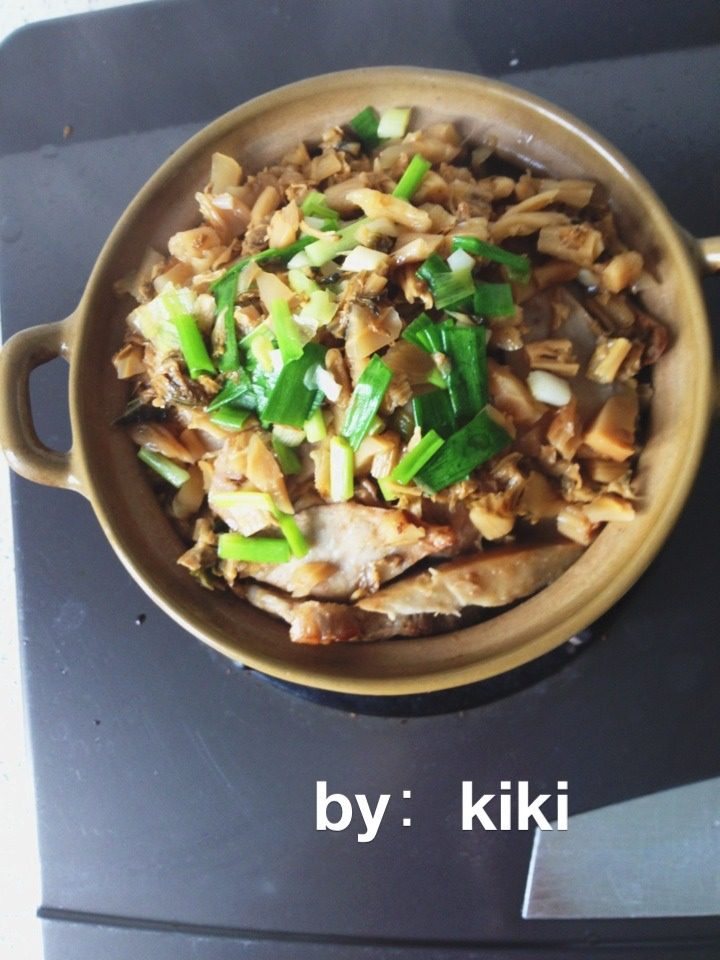 香芋梅莱扣肉,3. 切好五花肉片和芋头片入料汁碗内拌匀,然后逐片逐层(肉皮向外)与芋块相间排在大碗里压实压紧,放入蒸锅中以大火蒸20分钟至肉片和芋头片酥烂,取出扣在盘中。