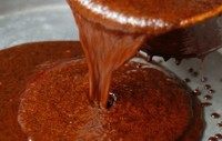 月子餐伴侣:黑豆姜糖,冷却:将姜糊热液倒入瓷盘,冷却至15度。