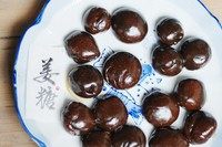月子餐伴侣:黑豆姜糖,成型:静置10分钟完全冷却后,即可食用或者储藏了。