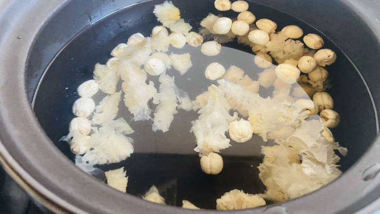 南瓜银耳莲子羹,将银耳和莲子放入砂锅中,加入足够的饮用水。大火烧开转中小火焖煮30分钟