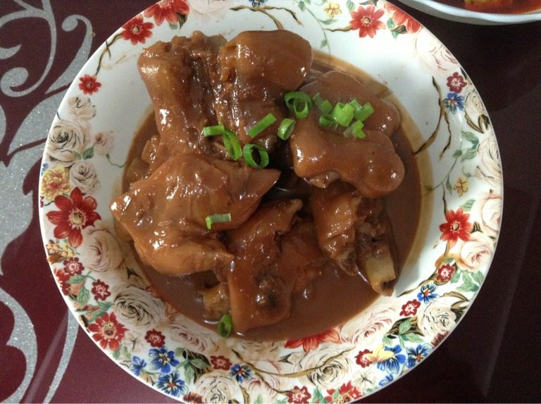 腐乳猪蹄,单拿口炒锅，倒入适量的油，将猪蹄放入锅中煎一下，两面都要煎啊。