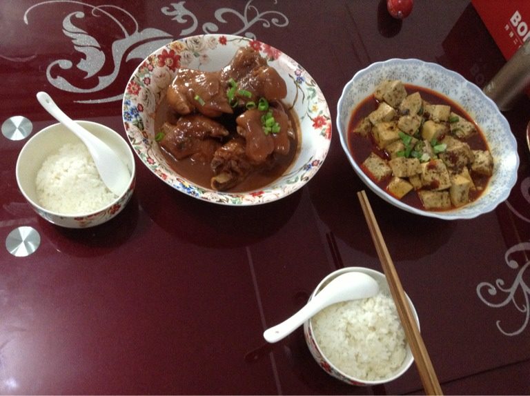 腐乳猪蹄,出锅后撒上葱花，配一碗米饭，再来个凉菜解腻，太幸福了，我配的麻婆豆腐也不错！