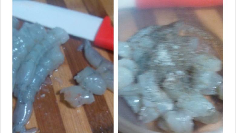 虾仁炒豆角玉米,虾剥壳挑虾肠，洗净沥干水，切小粒。放盐半勺，<a style='color:red;display:inline-block;' href='/shicai/ 10588'>糖</a>半勺，<a style='color:red;display:inline-block;' href='/shicai/ 720'>胡椒粉</a>半勺腌制。<a style='color:red;display:inline-block;' href='/shicai/ 3639'>豆角</a>，<a style='color:red;display:inline-block;' href='/shicai/ 61'>青椒</a>切粒备用