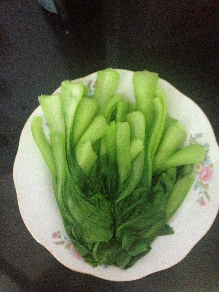 牛肉青菜,如图。用开水把青菜烫熟，捞起来放在碟子上把多余水份去掉。