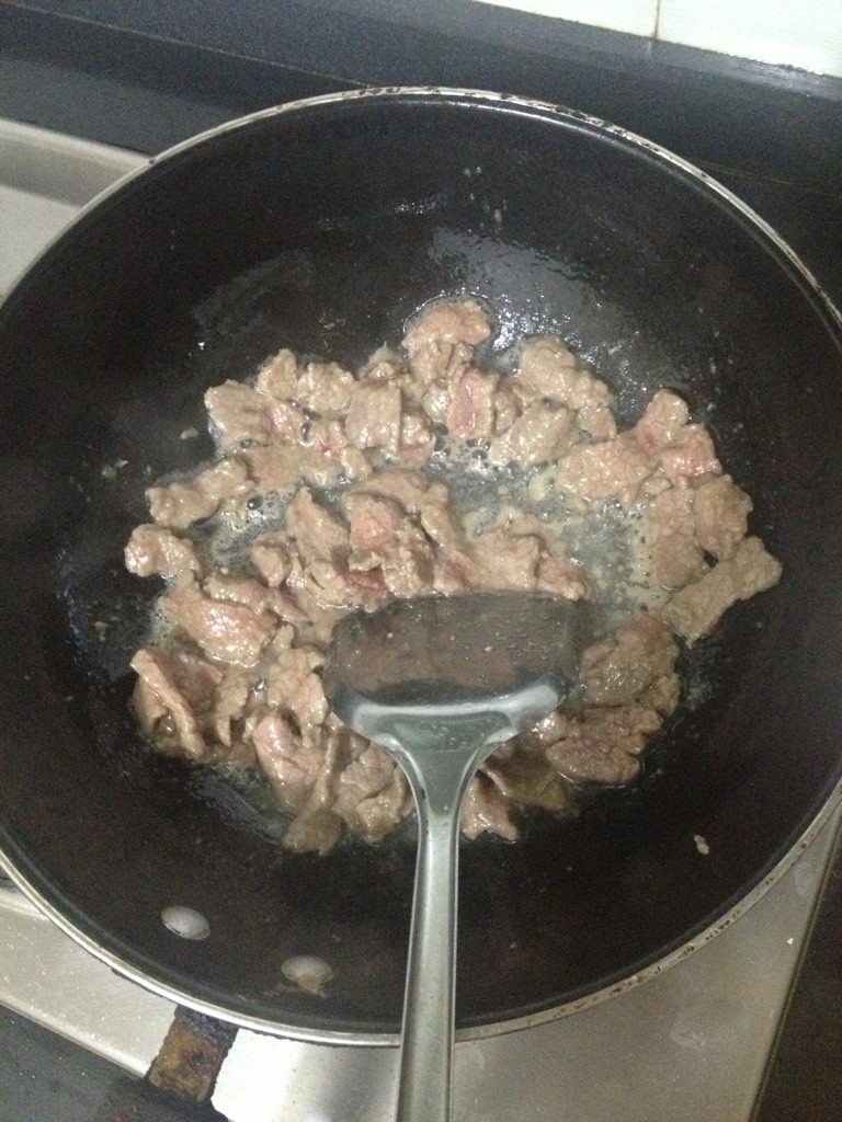 牛肉青菜,如图。把<a style='color:red;display:inline-block;' href='/shicai/ 216'>牛肉</a>切好放在碗上加入胡椒粉，盐，<a style='color:red;display:inline-block;' href='/shicai/ 692'>酱油</a>，<a style='color:red;display:inline-block;' href='/shicai/ 756'>鸡精</a>，白酒，<a style='color:red;display:inline-block;' href='/shicai/ 37'>姜</a>，生粉