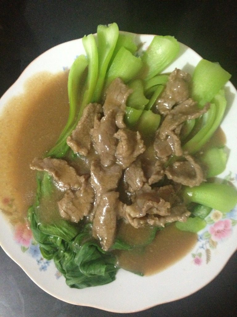 牛肉青菜,如图。牛肉炒好了倒在青菜上面