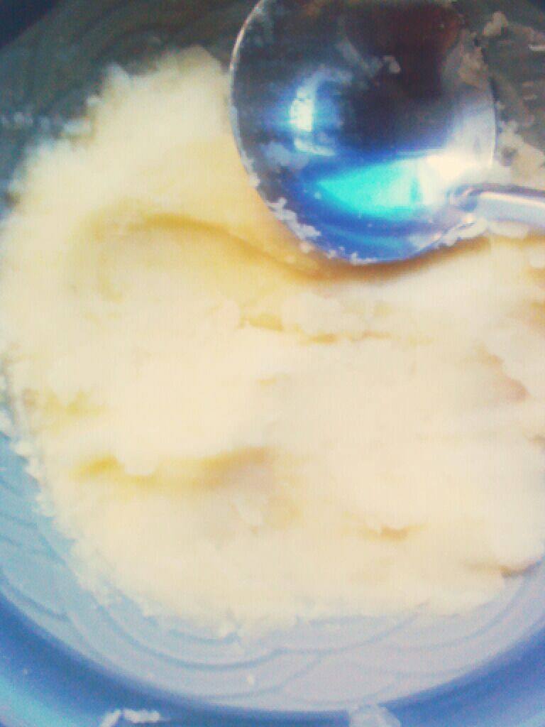 牛奶土豆饼,蛋液和<a style='color:red;display:inline-block;' href='/shicai/ 219'>牛奶</a>倒入一起搅匀。