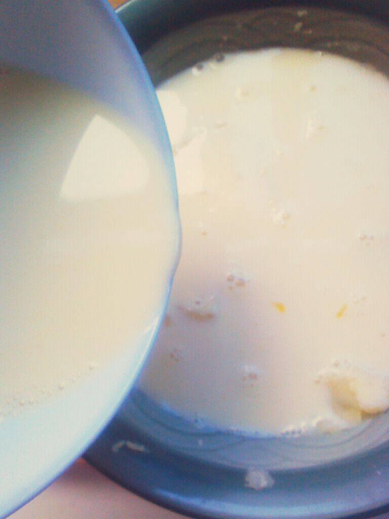 牛奶土豆饼,在放入<a style='color:red;display:inline-block;' href='/shicai/ 519'>面粉</a>或者小麦粉。