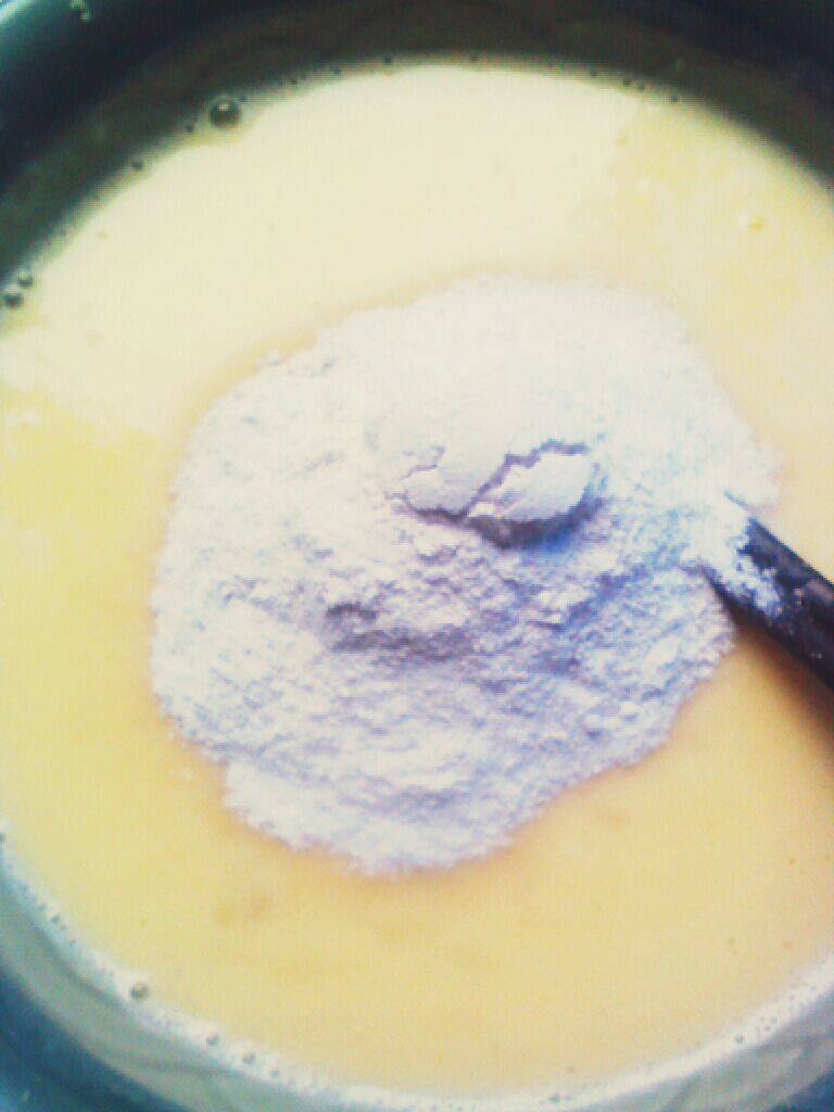 牛奶土豆饼,加入盐。<a style='color:red;display:inline-block;' href='/shicai/ 10588'>糖</a>。鸡精。胡椒粉。喜欢吃甜的朋友还可以加点蜂蜜。