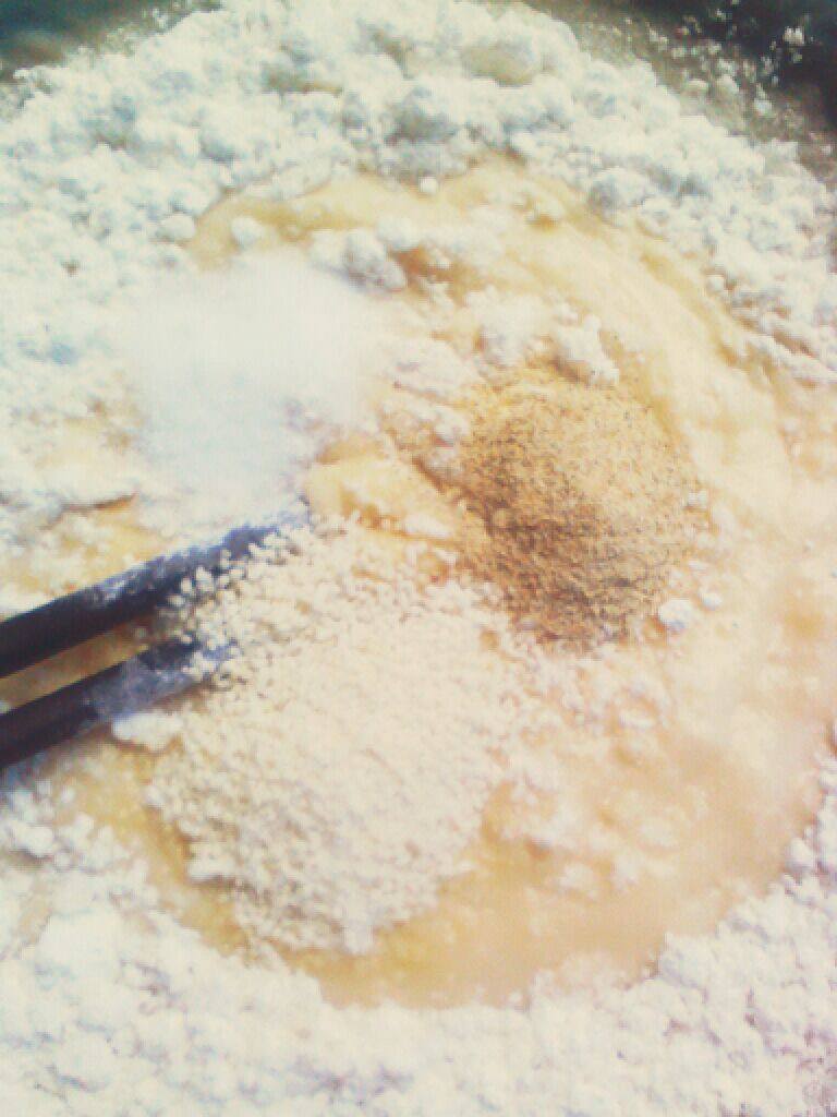 牛奶土豆饼,顺时针搅拌均匀。在让面醒五分钟。虽然是死面的。但这样炸出来。更吃油。更蓬松点。