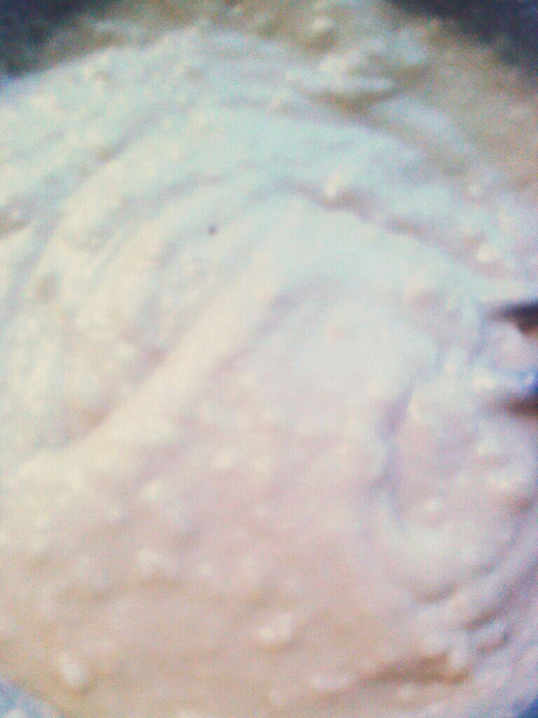 牛奶土豆饼,油锅烧至七分热就可下锅炸了。炸的过程中一定要调小火。土豆饼特别容易焦。