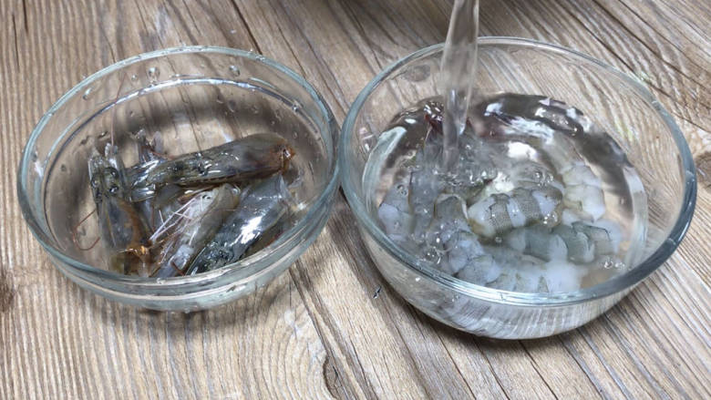 虾仁豆腐煲,鲜虾取下虾头留用,剥去外壳丢弃,抽出虾肠,将虾头和<a style='color:red;display:inline-block;' href='/shicai/ 287'>虾仁</a>分别洗净,沥水