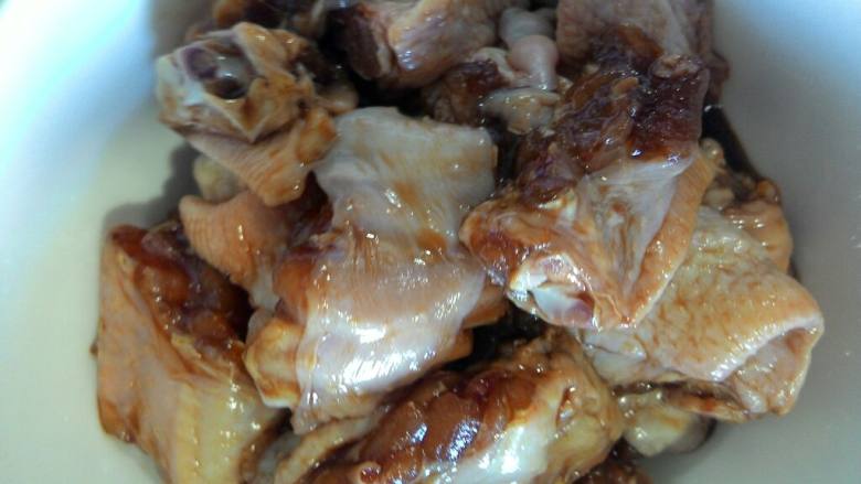 辣子鸡,把鸡翅膀切成小块~用盐~料酒~酱油~腌制半小时~