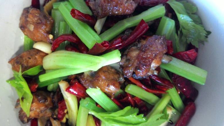 辣子鸡,锅中留油~把蒜瓣~姜片~辣椒小火煸香~在下青菜~盐翻炒后~下鸡翅翻炒几分钟即可~