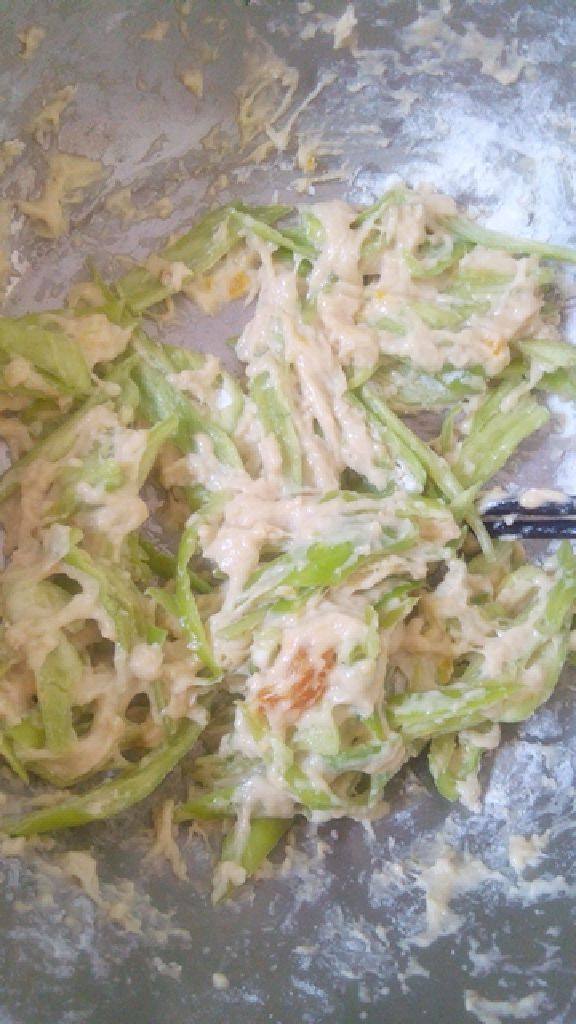 家常面煎椒,辣椒放盆内，放入<a style='color:red;display:inline-block;' href='/shicai/ 9'>鸡蛋</a>，蛋黄，<a style='color:red;display:inline-block;' href='/shicai/ 519'>面粉</a> 盐 拌匀。如图