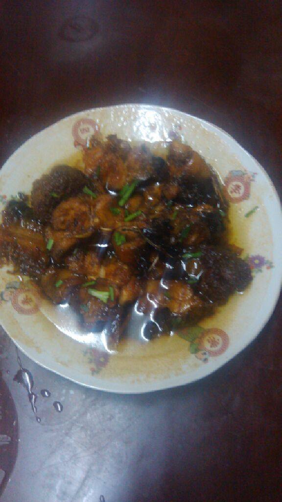 红烧鲶鱼,一盘，色香，美味的红烧鲶鱼就大功告成。