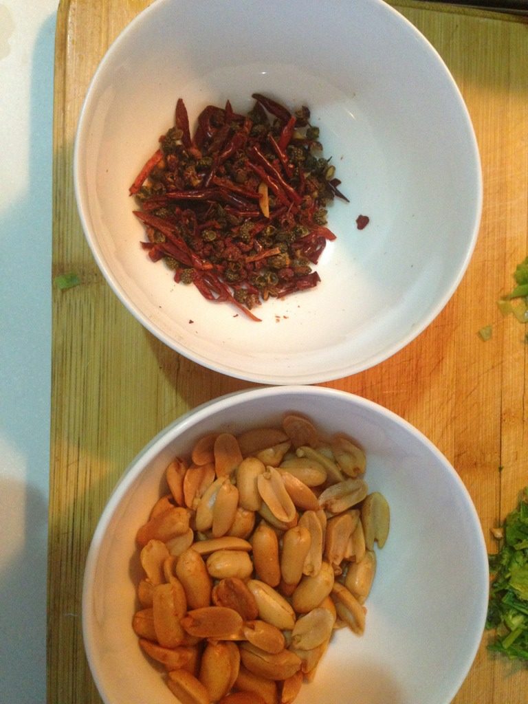 凉拌红薯粉,将黄飞鸿的花生和配料分开,这个不是很费劲儿,先倒到一个碗里上下抖抖,花生就争先恐后爬上来了