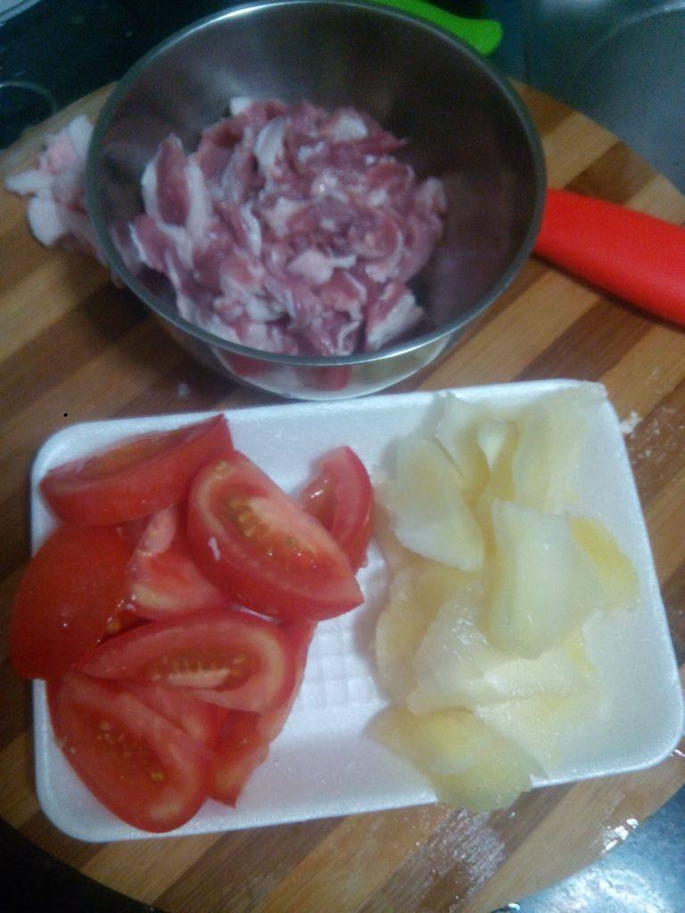 酸甜姜番茄炒瘦肉,先将肉洗净切片，放一勺半盐，<a style='color:red;display:inline-block;' href='/shicai/ 788'>生抽</a>，生粉腌制。
<a style='color:red;display:inline-block;' href='/shicai/ 59'>番茄</a>切块，姜切片备用