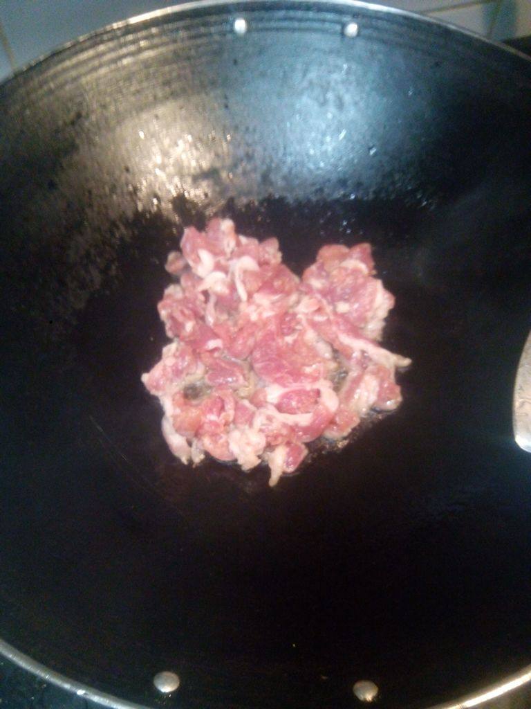 酸甜姜番茄炒瘦肉,锅里烧三勺热油，放肉炒至八成熟，盛起