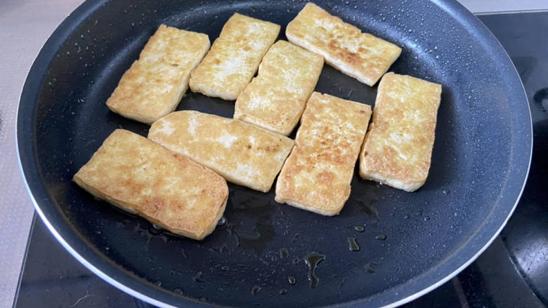 椒盐豆腐,煎到一面煎黄起硬壳,翻面继续煎到两面金黄,盛出