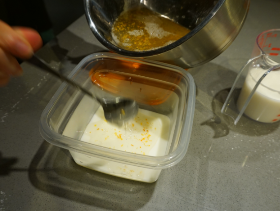 千层椰汁桂花糕,取出后再倒进一层等量的桂花糖水,然后放进冰箱冷冻至表面凝固。