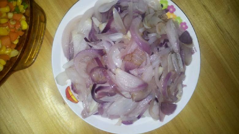 清炒洋葱,放入食盐即可装盘，撒上香葱