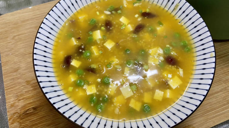 豆香拂金羹,出锅,滴几滴<a style='color:red;display:inline-block;' href='/shicai/ 847'>香油</a>,撒上葱末即可
