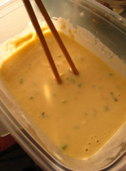 火腿生菜鸡蛋卷 ,<a style='color:red;display:inline-block;' href='/shicai/ 9'>鸡蛋</a>大散，加入<a style='color:red;display:inline-block;' href='/shicai/ 519'>面粉</a>和清水，调成面糊，葱切葱花，放到面糊中