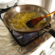 姜丝雪碧虾,<a style='color:red;display:inline-block;' href='/shicai/ 37'>姜</a>去皮切粗丝，炒香<a style='color:red;display:inline-block;' href='/shicai/ 37'>姜</a>丝