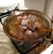 姜丝雪碧虾,下入虾，炒到基本变色，加入盐调味