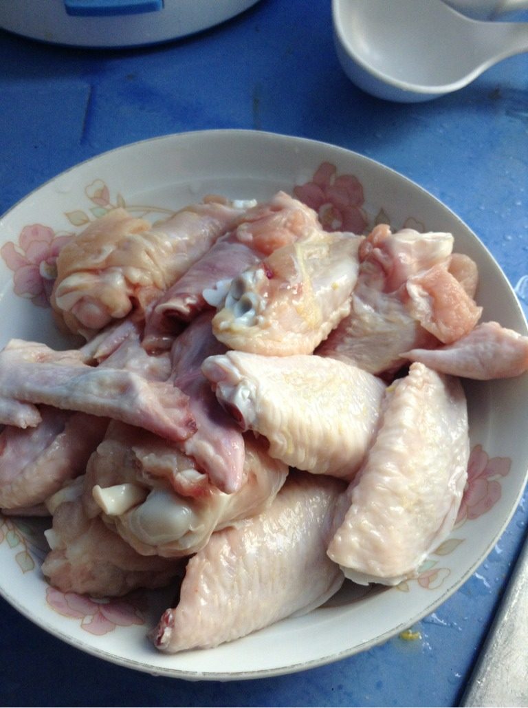 蒜香鸡翅,将鸡翅洗净切成三部分,即鸡锤、鸡中翅、鸡尖。