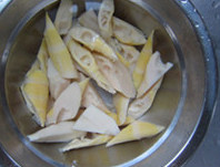 黄焖鸡,香菇提前泡发;<a style='color:red;display:inline-block;' href='/shicai/ 233'>木耳</a>提前泡发;冬笋切块儿洗净泡水去涩味儿