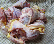 黄焖鸡,鸡肉剁成核桃块儿,提前清水浸泡,中间多次换水,至水清,泡过的鸡肉用消毒茶巾或厨房纸吸干水分