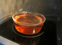 黄焖鸡,将<a style='color:red;display:inline-block;' href='/shicai/ 126884'>香菇水</a>煮沸或入微波炉加热到接近沸腾,备用