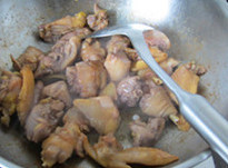 黄焖鸡,锅中入油,热锅凉油小火,加入鸡肉块儿以及所有腌料,慢慢煸炒至鸡肉出油、表面金黄,盛出备用