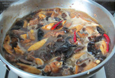 黄焖鸡,加入<a style='color:red;display:inline-block;' href='/shicai/ 866'>冰糖</a>和<a style='color:red;display:inline-block;' href='/shicai/ 762'>老抽</a>，翻炒均匀；加入加热过的香菇水，没过鸡肉；如果香菇水不够，可以再加点儿开水；大火煮开后转小火，盖上锅盖焖炖至鸡肉熟烂，中间检查并翻炒